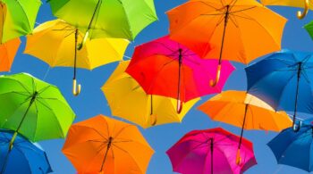 Psychologische-Sicherheit symbolisiert durch Regenschirme