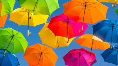 Psychologische-Sicherheit symbolisiert durch Regenschirme