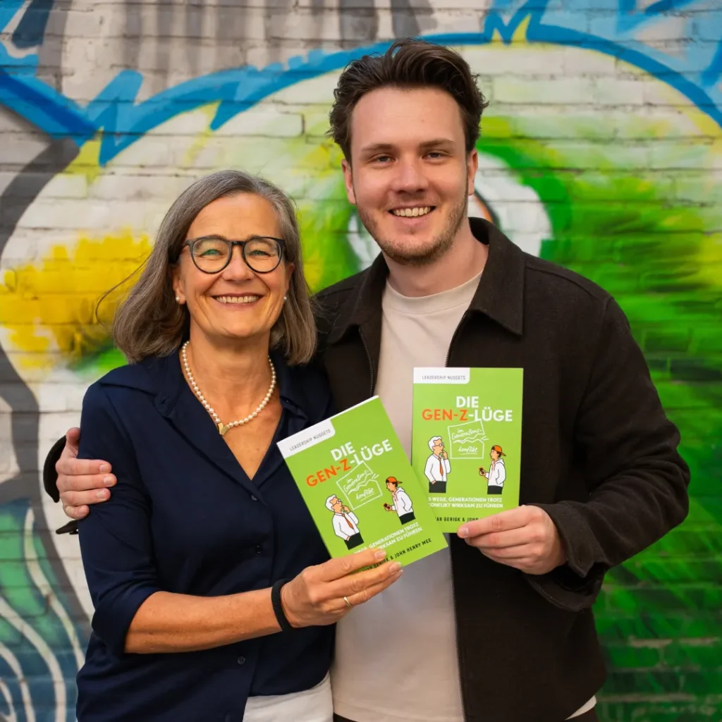GZL_John-Dagmar_Graffiti Dagmar Gerigk und John Henry Mee mit Buch „Die Gen-Z-Lüge“ vor Graffiti