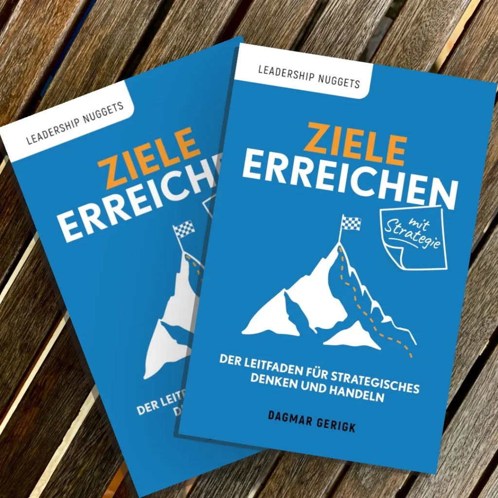 Buch Ziele erreichen mit Strategie auf Holztisch