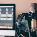 Kopfhörer hängen an einem Podcast-Mikrofon – Leadership Podcast Leadership Nuggets