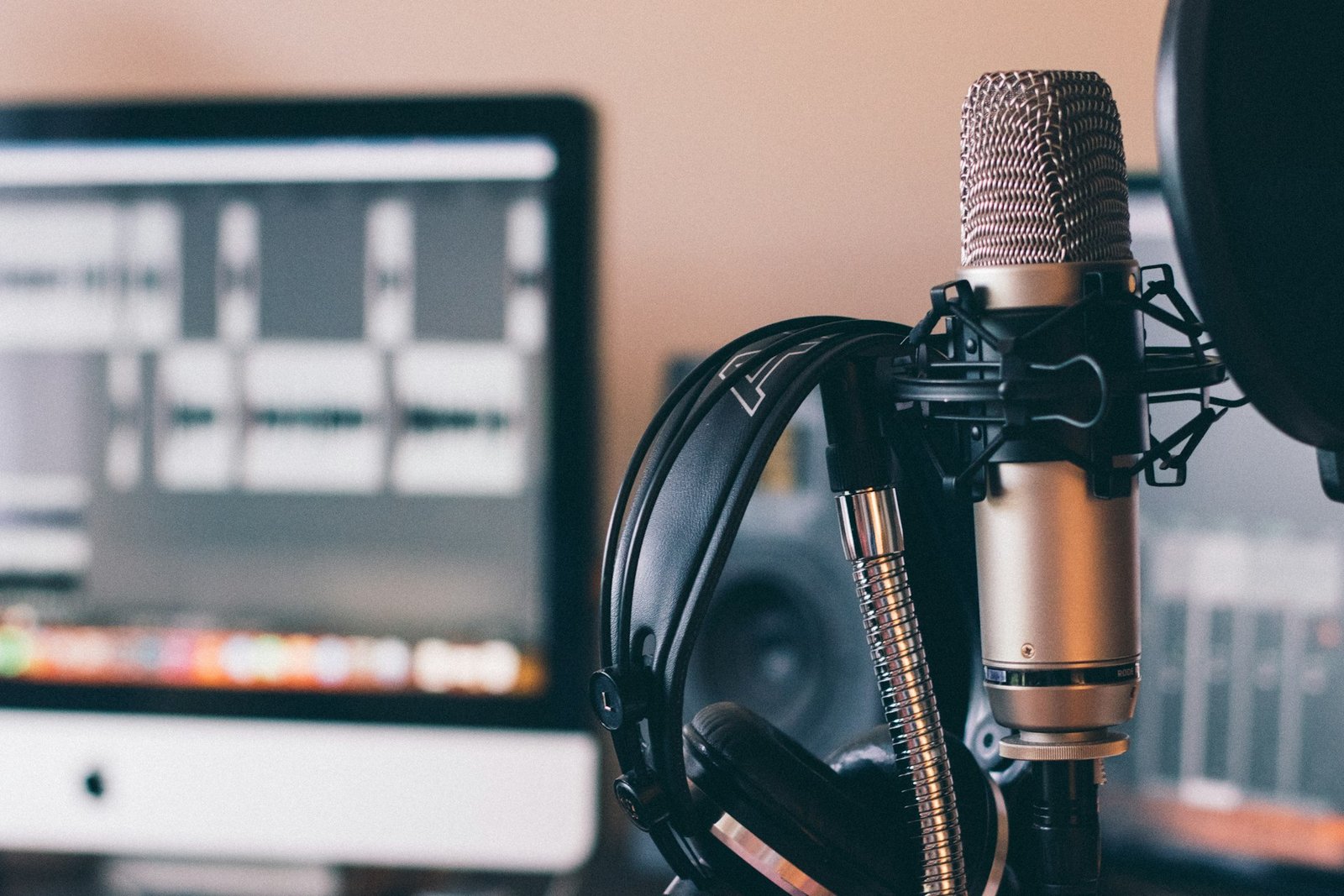 Kopfhörer hängen an einem Podcast-Mikrofon – Leadership Podcast Leadership Nuggets